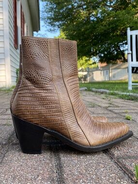 Woman’s ankle high reptile Mezcalero Boot